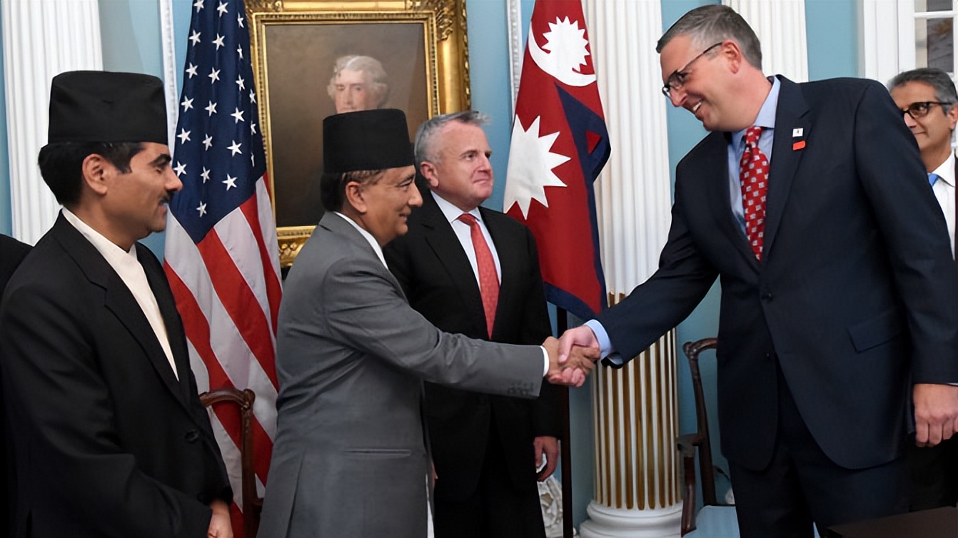 与中国接壤的尼泊尔地区,中国与印度相邻的尼泊尔