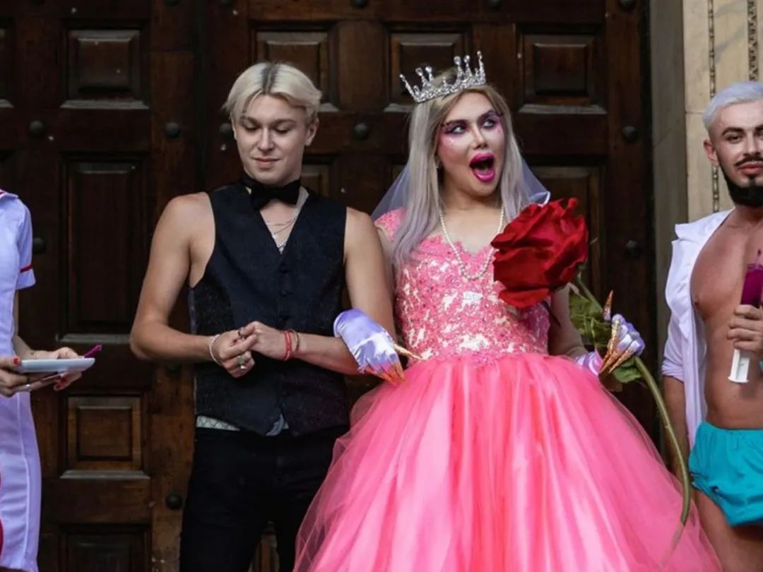 痴迷韩团的英国小哥整成韩国欧巴后又变成韩国女性，如今却后悔了