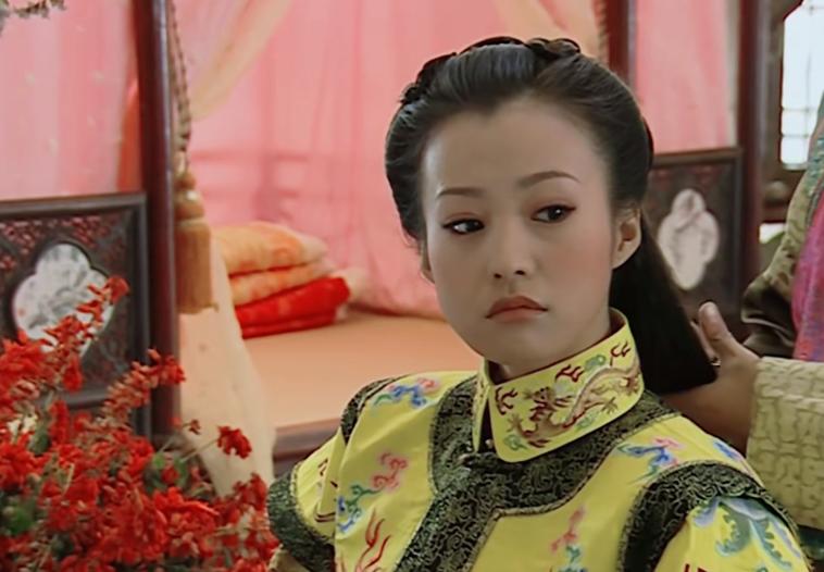 周迅青春靓丽蔡少芬人老珠黄,给皇后