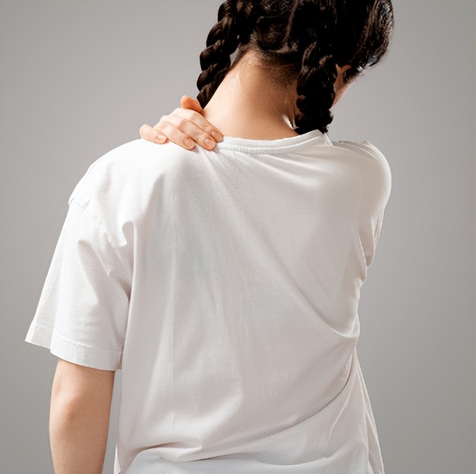 肩膀一直疼疼疼，到底是颈椎间盘突出还是肌腱损伤？