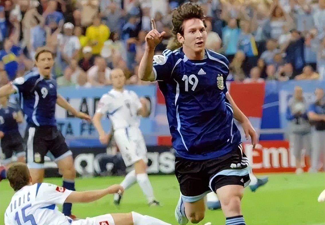 梅西夺冠后全家福,梅西夺冠后和爱妻亲吻视频