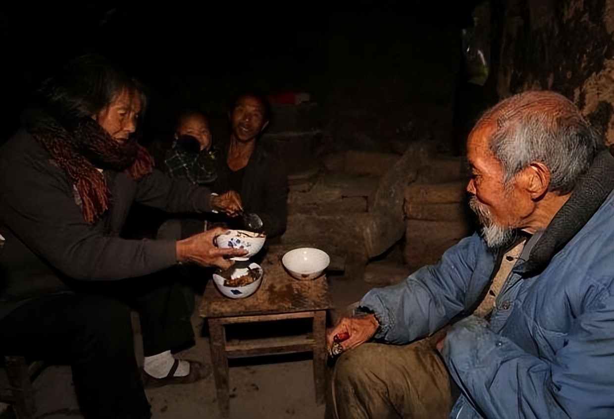 一位老人用手绘纸币买面,浙江老人手绘人民币买面条