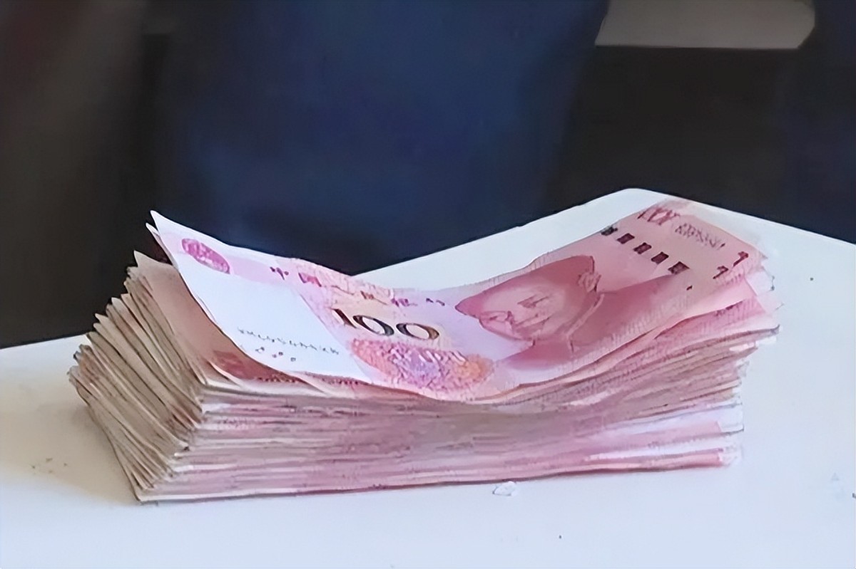 漂亮女教师被辞退,女教师为女儿辞职