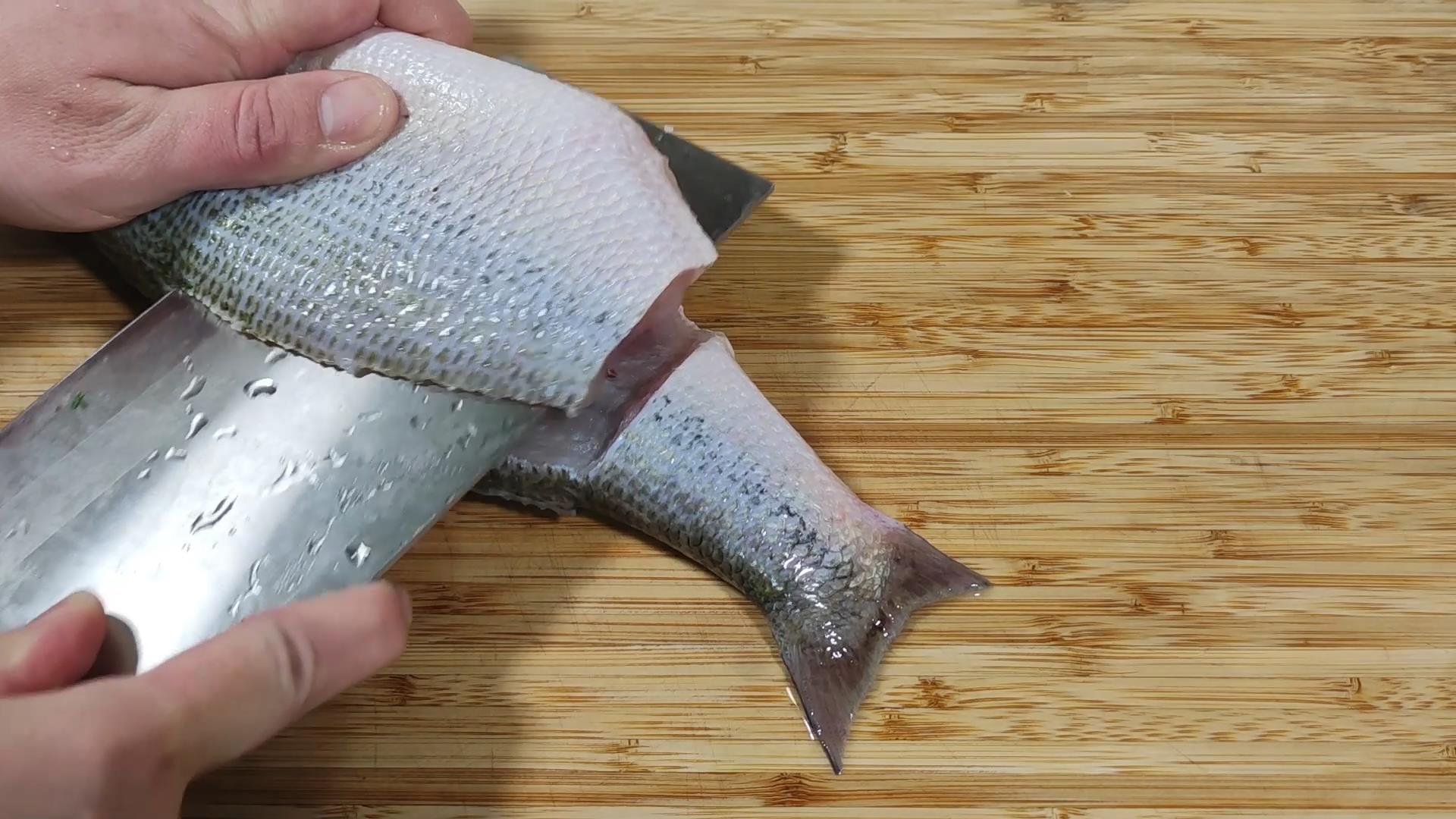 清蒸鲈鱼之前需如何处理一下,清蒸鲈鱼好吃的秘诀