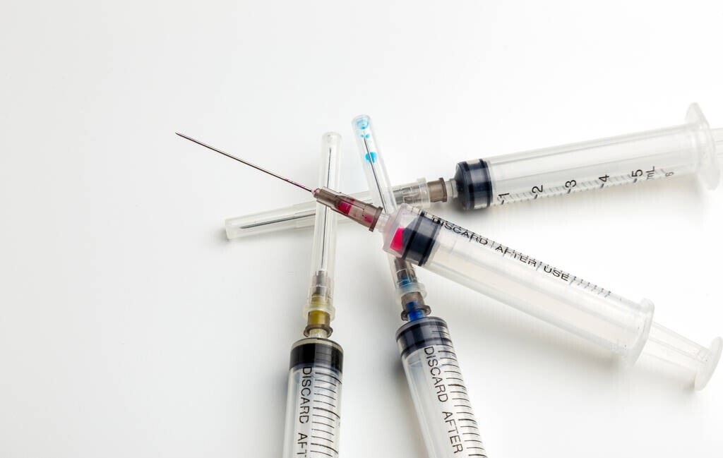 荨麻疹皮肤痒反复发作该怎么办,荨麻疹老是反复发作痒怎么治