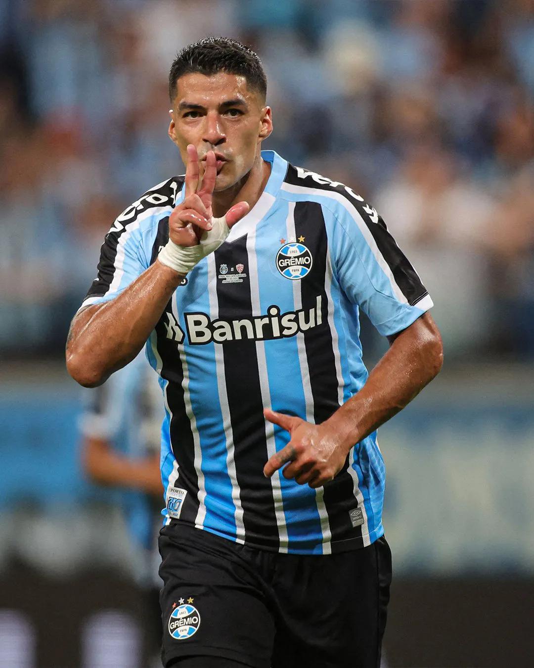 苏亚雷斯戴帽巴萨5:1,苏亚雷斯格雷米奥半场戴帽