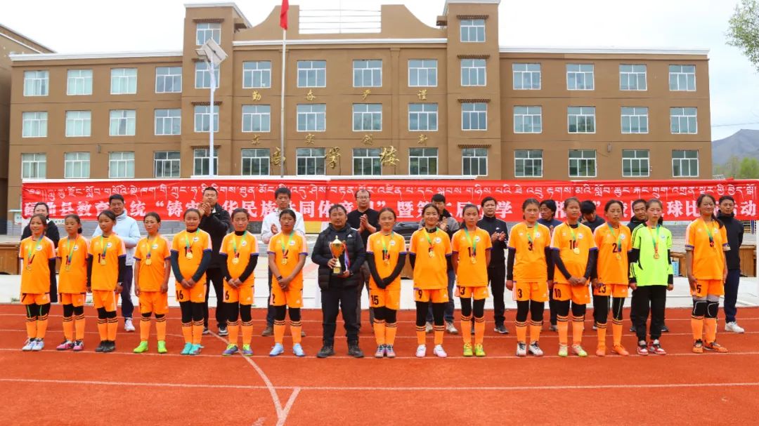 少年篮球赛场面,少年足球联赛视频