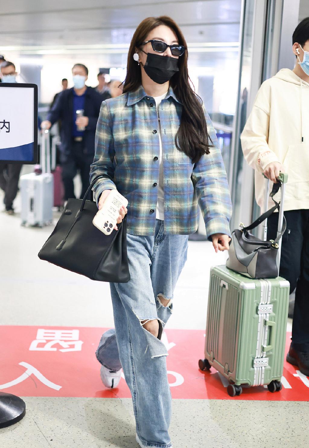 外套这样穿时尚百搭甜美可爱迷人,时尚春季穿搭女明星们都这样穿