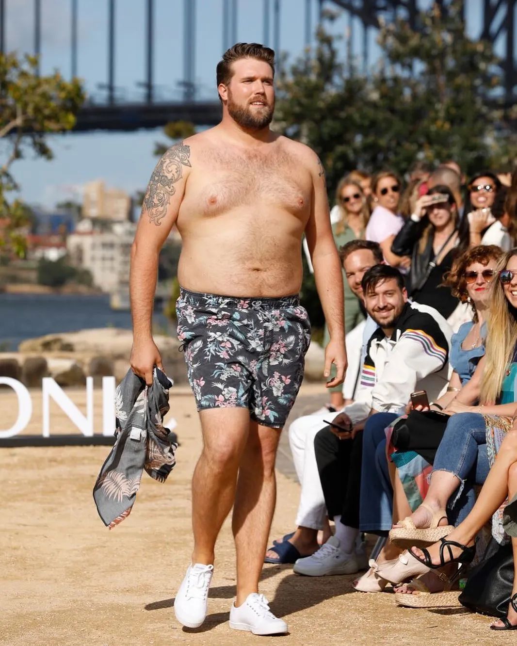 全球首席大码男模特为Rihanna内衣大秀走秀，展现傲人大肚腩