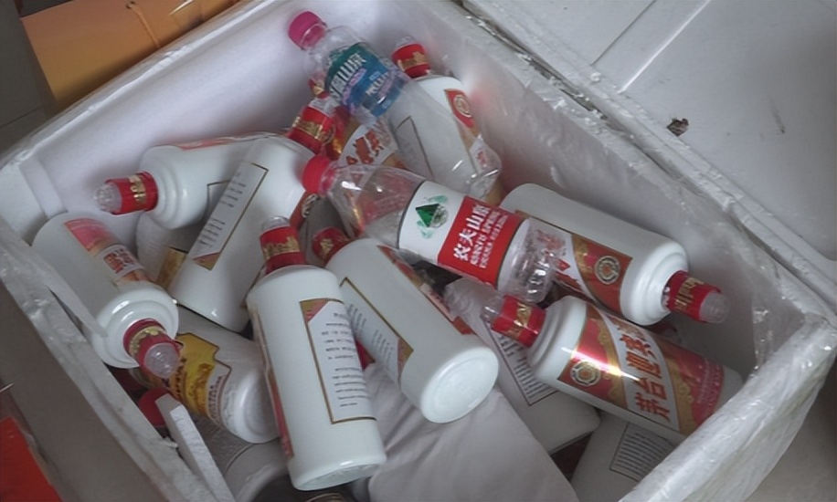 男子鉴定茅台酒真的假的,男子上门鉴定几十瓶假茅台发飙