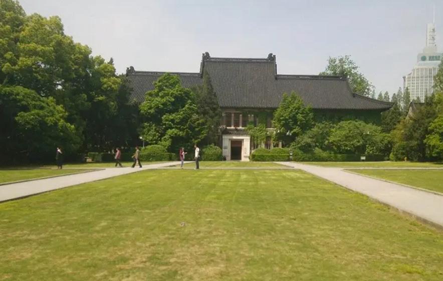 文科生报考哪些大学前景比较好,文科生适合报考的大学排名