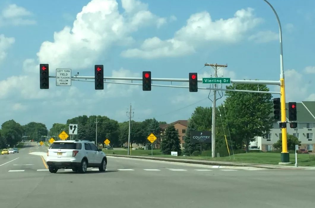 高速指示牌区间限速100导航显示80,高速路边限速牌80导航却提示120