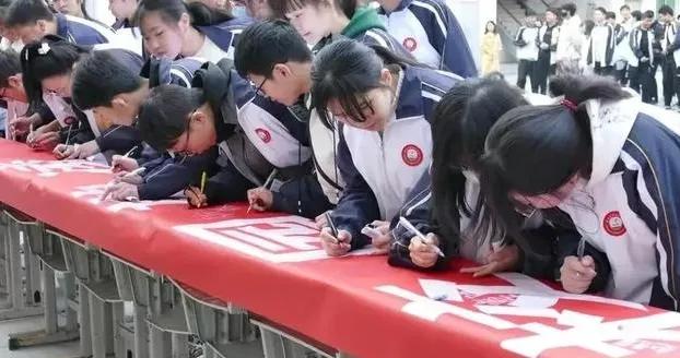 10小时的惊恐：12岁女孩遭受残忍虐待并收到被虐待的视频！