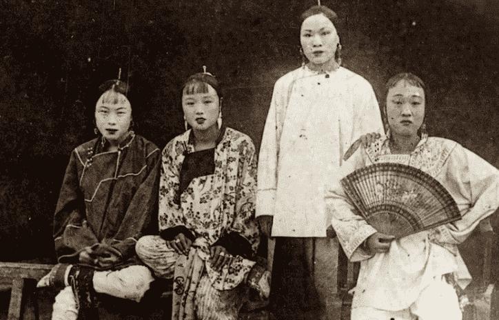 老照片晚清的小姐,晚清老照片名妓貌美如花