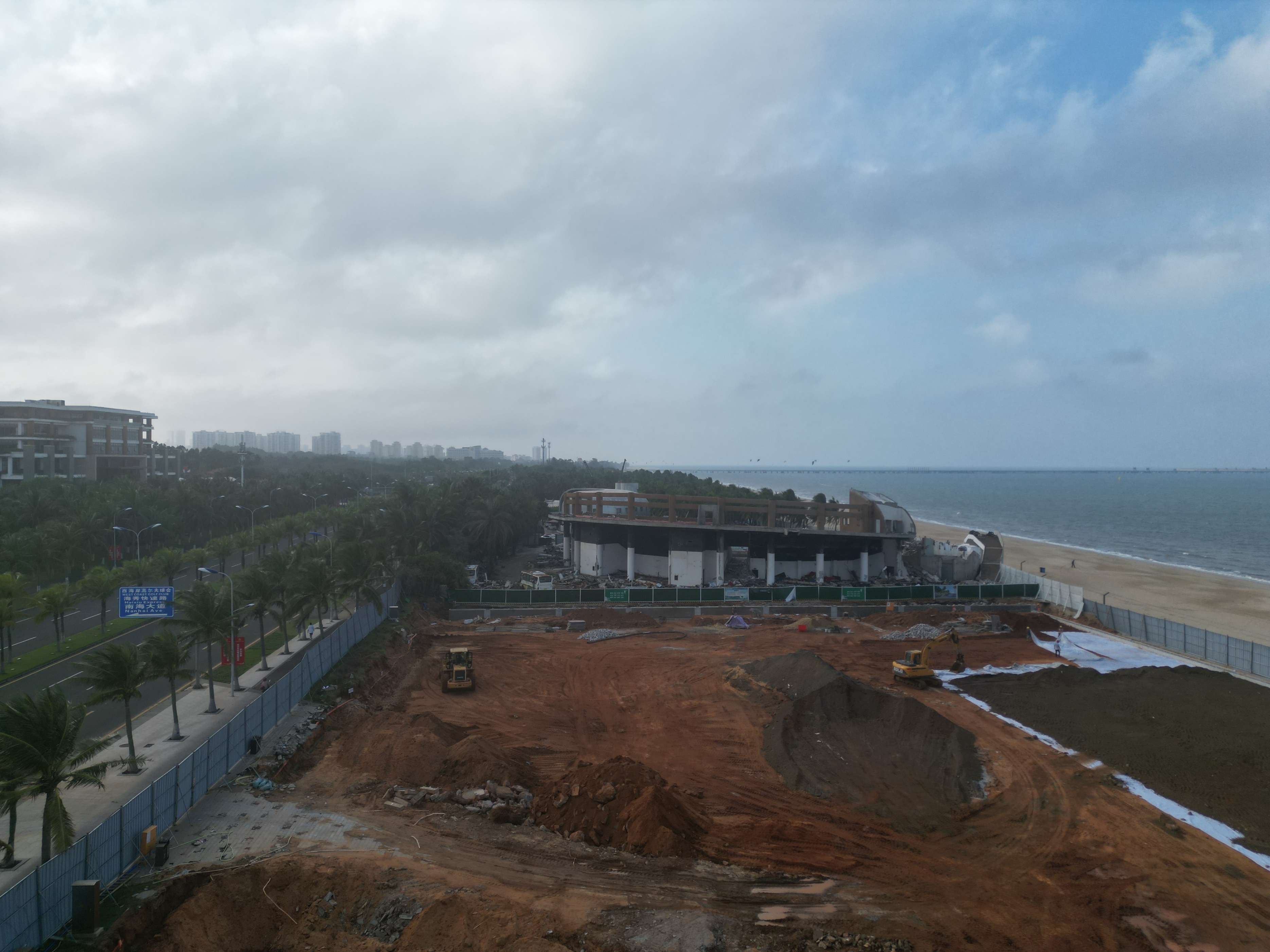 球场建成不到半年咋拆了？海旅集团：拆除是为了改造升级，拟改造成全国最美足球场