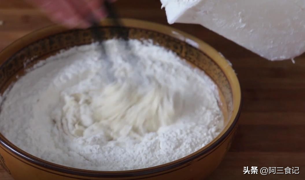 香蕉油条怎么做酥脆松软,用香蕉和芝麻糊做油条