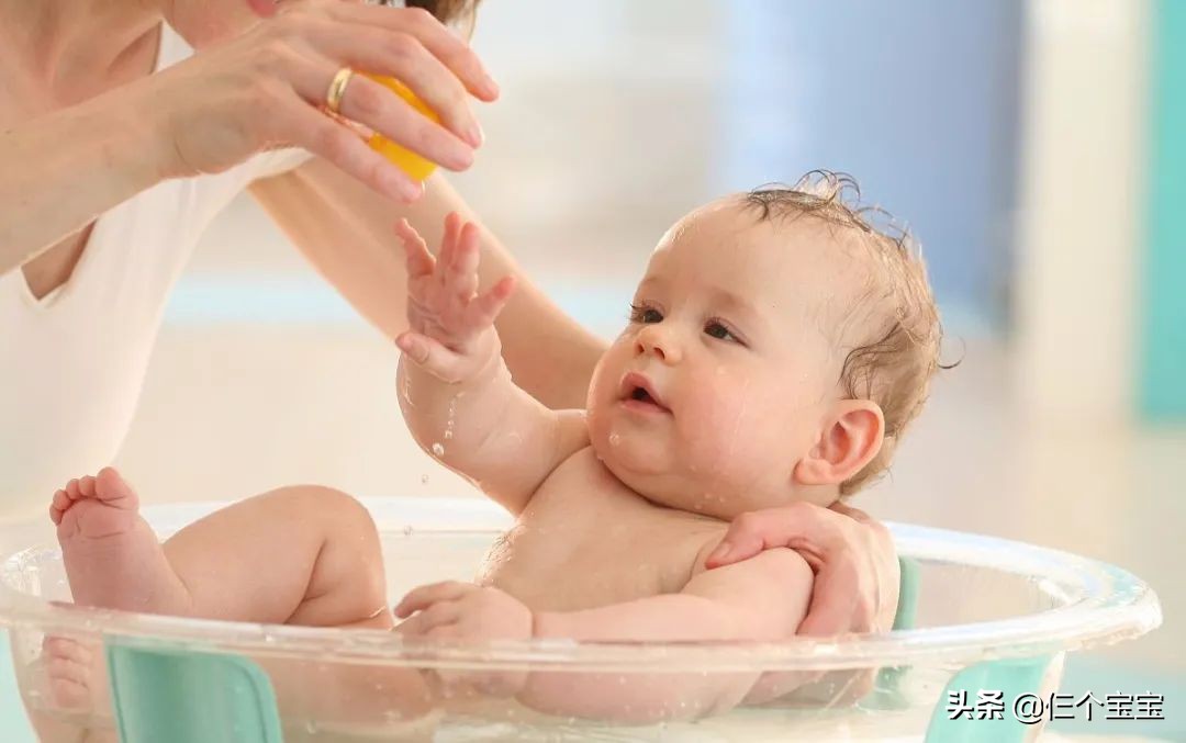 天气再热不能给孩子穿什么,孩子夏天特别热需要擦痱子粉吗