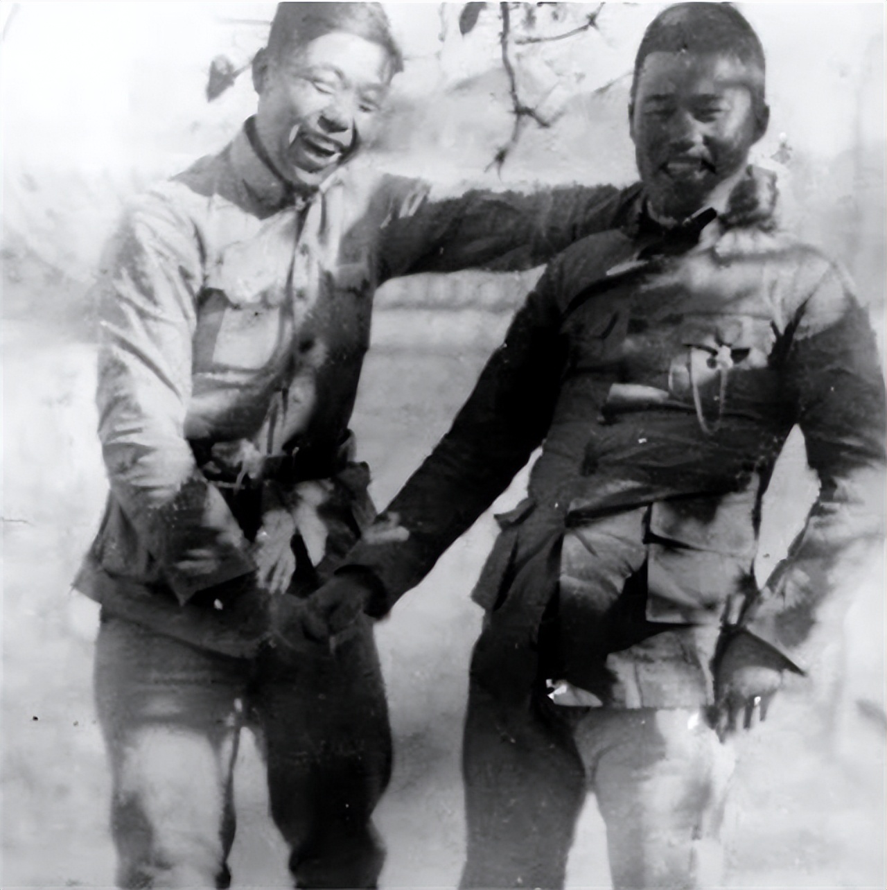 1977年邓公约见*锡联陈**，*锡联陈**向邓道歉，邓公：你在北京不欠账