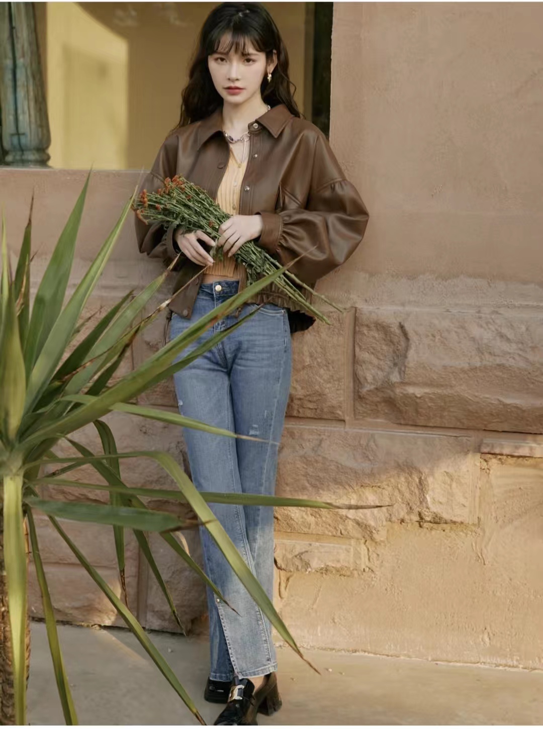 黑色皮衣怎么搭配才显高级,绯红色皮衣怎么搭配秋冬