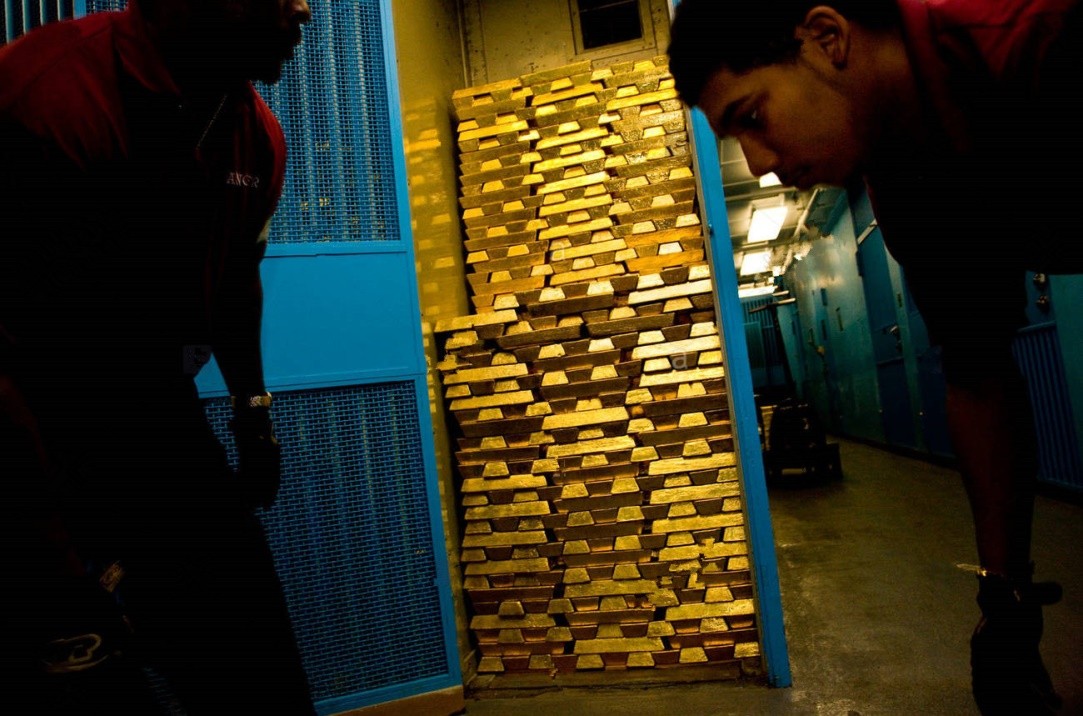 华尔街做空黄金遇到中国大妈采访,中美2024年金融战对黄金价格影响