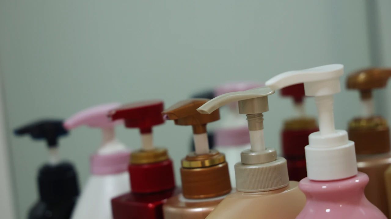 什么办法才能让头发油的慢,怎么缓解头发又油又没光泽