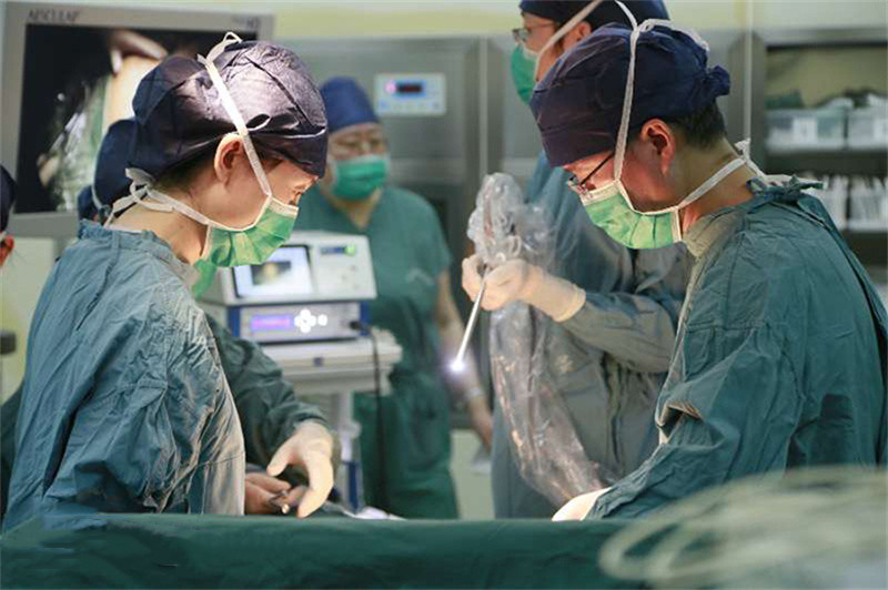 2015年43岁母亲将子宫移植给女儿,26岁女儿移植子宫生二胎