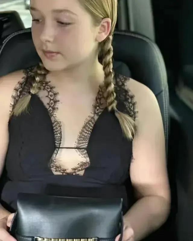 超模穿深v,贝克汉姆女儿穿搭