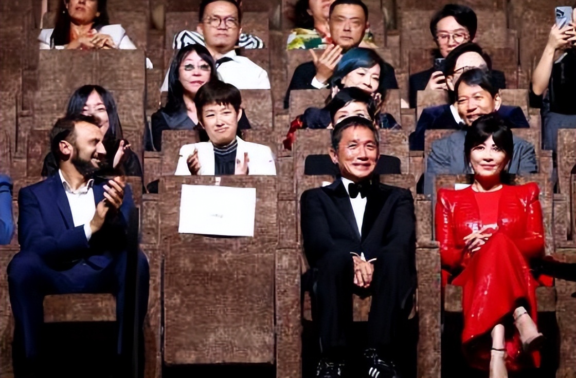 刘嘉玲与梁朝伟恩爱合照穿小香风,刘嘉玲梁朝伟红毯动图