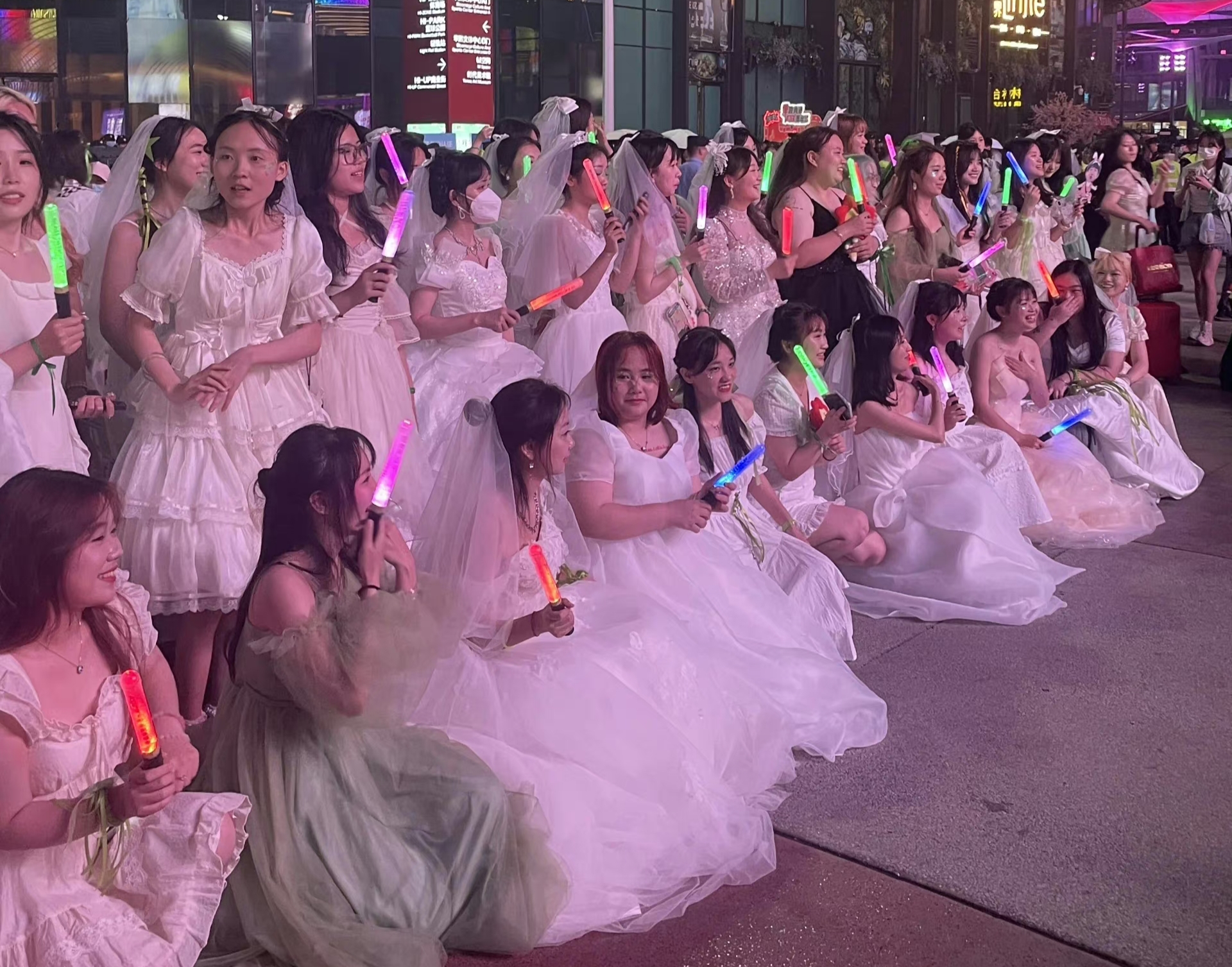 王源看到了穿婚纱的粉丝回应,王源粉丝怎么看待穿婚纱