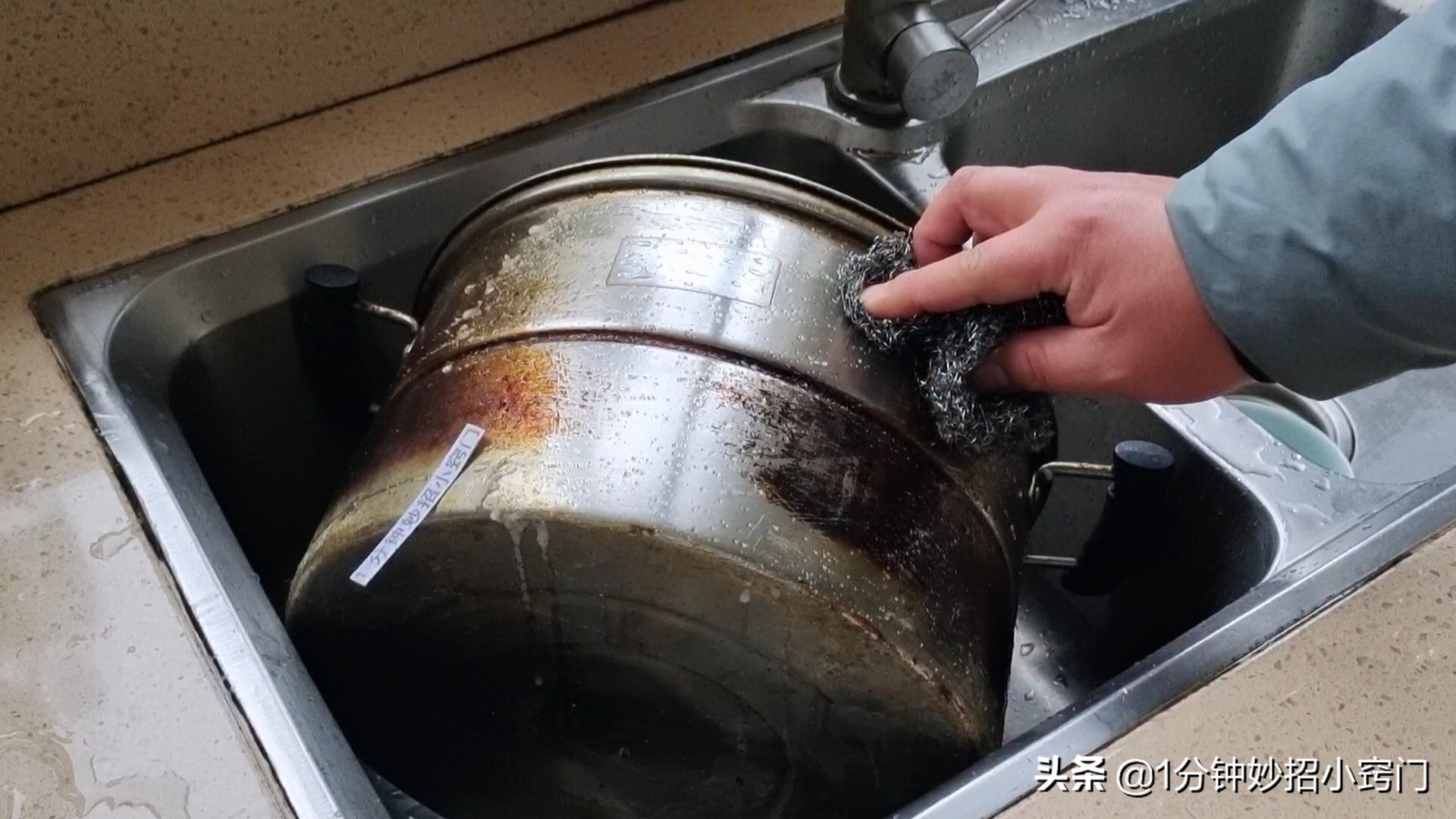 不锈钢锅发黄发黑怎么洗干净,不锈钢锅内部烧焦发黑怎么清理