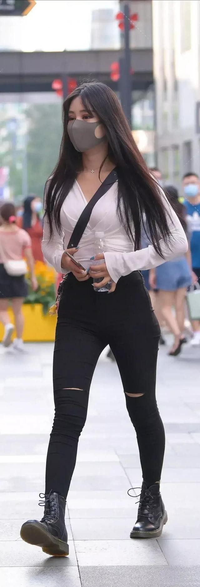 充满活力的打*裤底**穿出最美姿态，勾勒出曼妙身材，气质独特