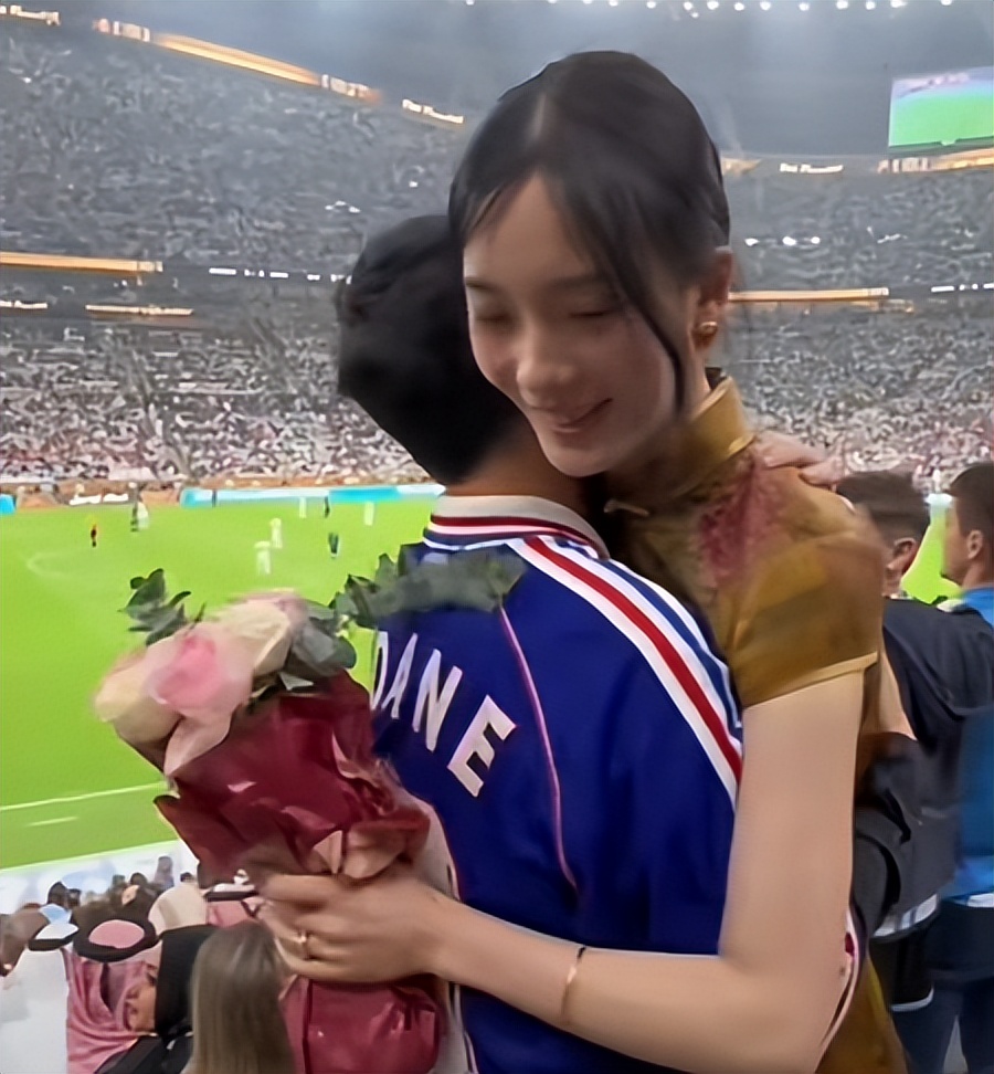 恭喜！夫夫世界杯决赛求婚成功，与1米8模特女友王汝妍甜蜜拥吻