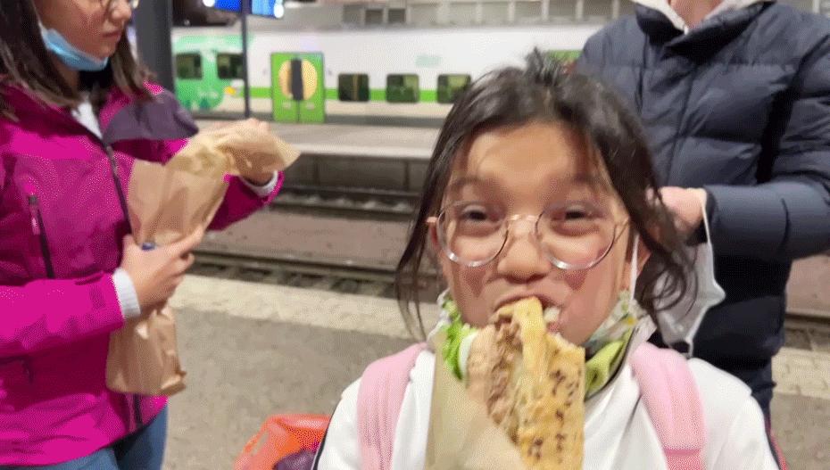 去芬兰看极光，见圣诞老人，路上却丢失行李，差点被锁地牢