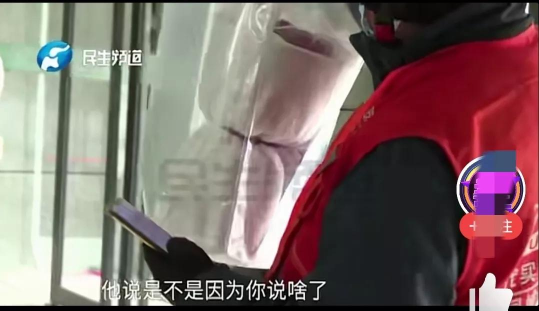 男子情人节一束花送5个人,情人节男子送花求婚被拒