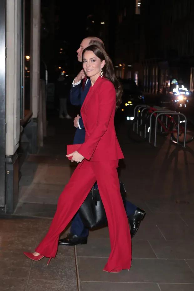 英国王妃凯特身穿红色西装，与威廉王子一同出席星光熠熠的晚宴