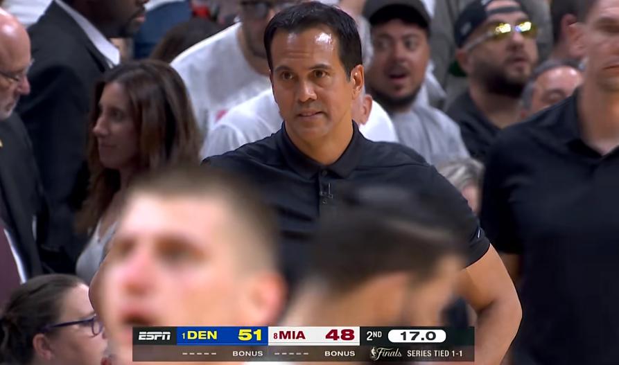 300斤的胖子，摸一下飞出好几米？裁判是托尼兄弟？哦，那没事了