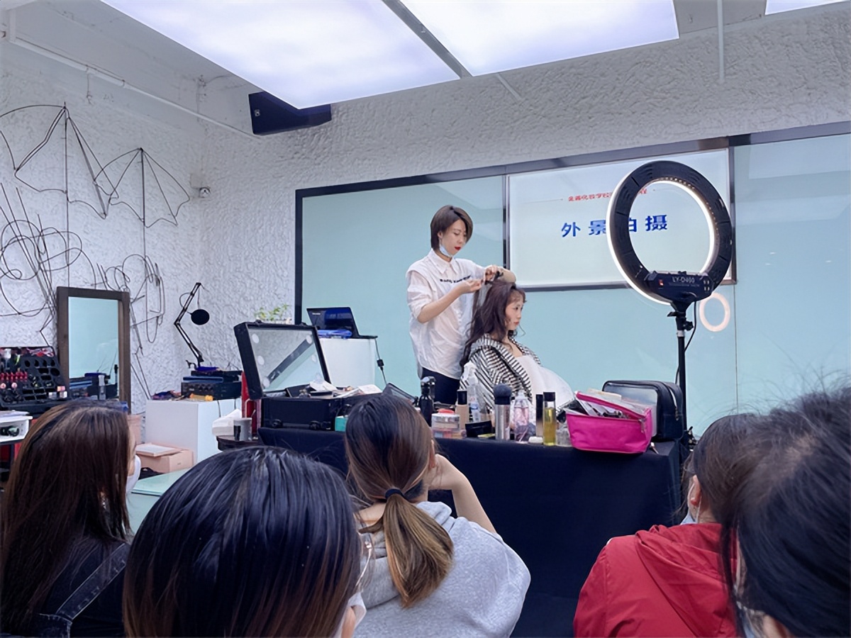 昆明学化妆培训哪家好十大排名,昆明学化妆美容哪家好