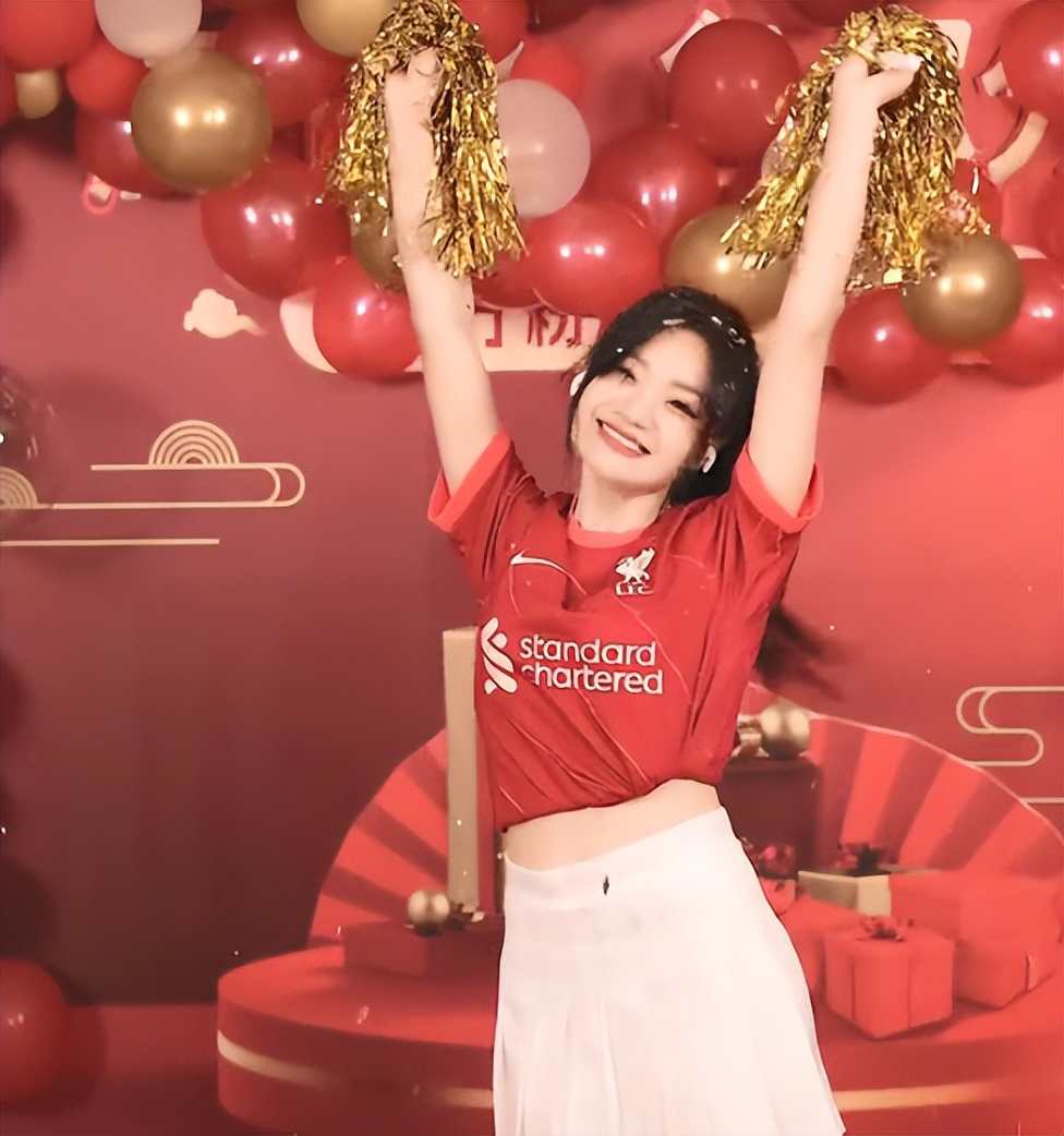 女网红唐小鱼穿着被吐槽,唐小鱼穿红色羽绒服打乒乓球