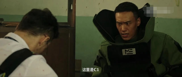 这部网大上线就热度第一,口碑却两极分化,堪称低配《拆弹专家》