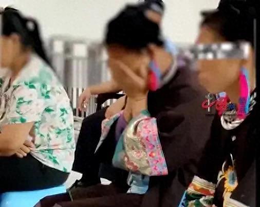 丈夫出轨妻子把小三内衣扒光，将隐私部位暴露出来，结果4人吃亏