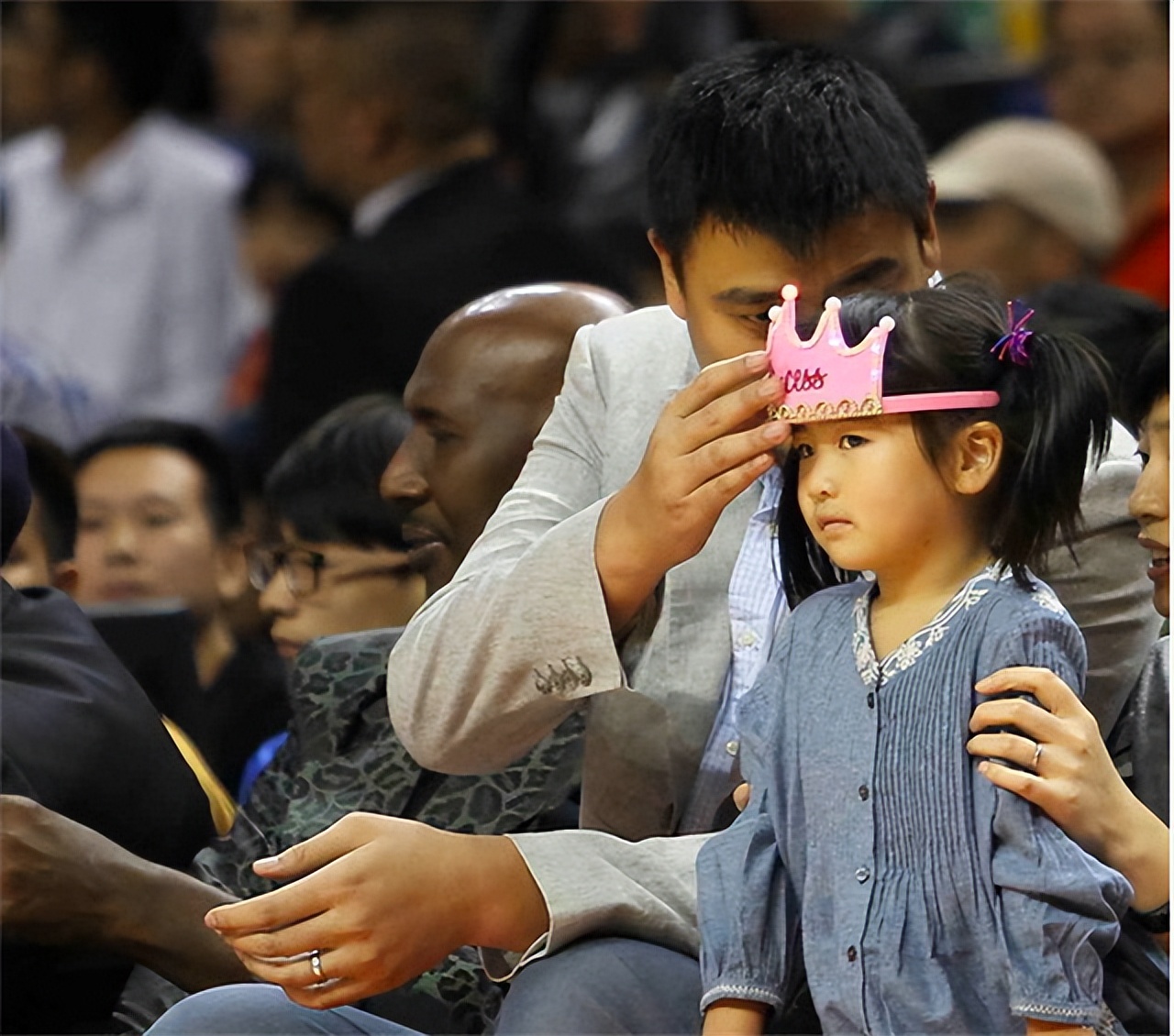 姚明叶莉个人简介,姚明和老婆叶莉高清视频