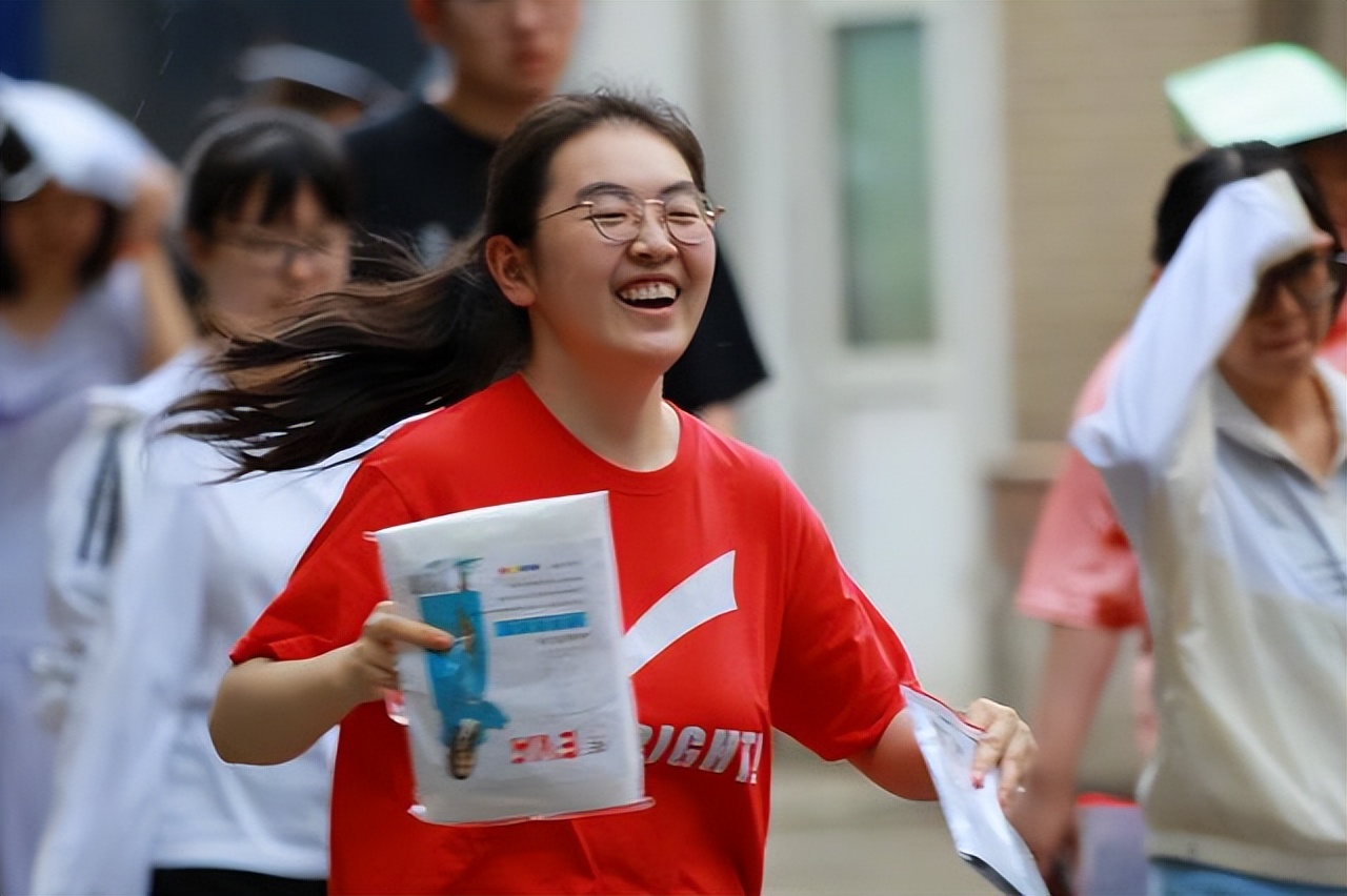 全国各地高考查分时间安排,高考查分激动到哭视频