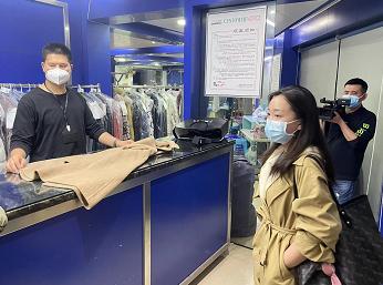 女子称6000多元的衣服被洗坏！商家：胶水不是你自己弄的吗？