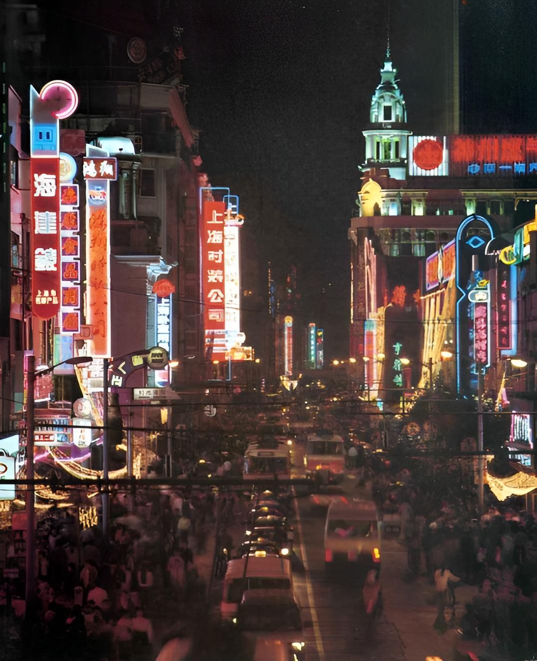 八十年代的上海老照片,踩在东海沿岸闪耀着无与伦比的繁荣骄傲