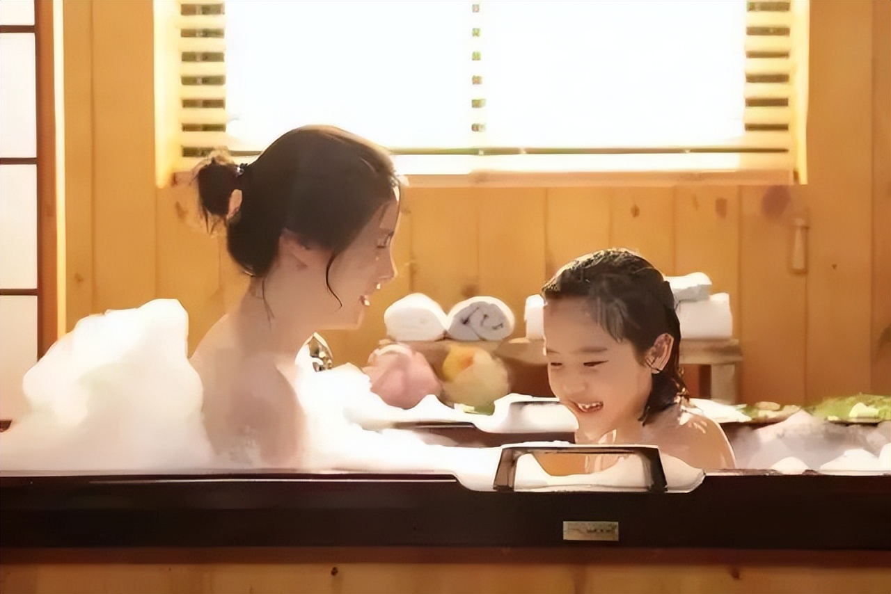 3岁女孩跟妈妈共浴盆洗澡，第二天说尿尿疼，妈妈检查当场就懵了