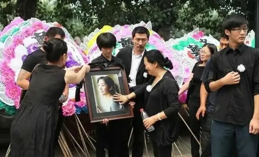 《白眉大侠》27年，10位演员境况差别巨大，男4号已成一线明星