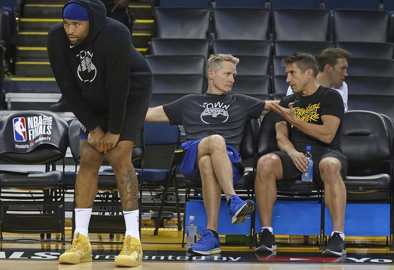 勇士汤普森夺冠游行演讲完整视频,勇士夺冠库里拥抱克莱