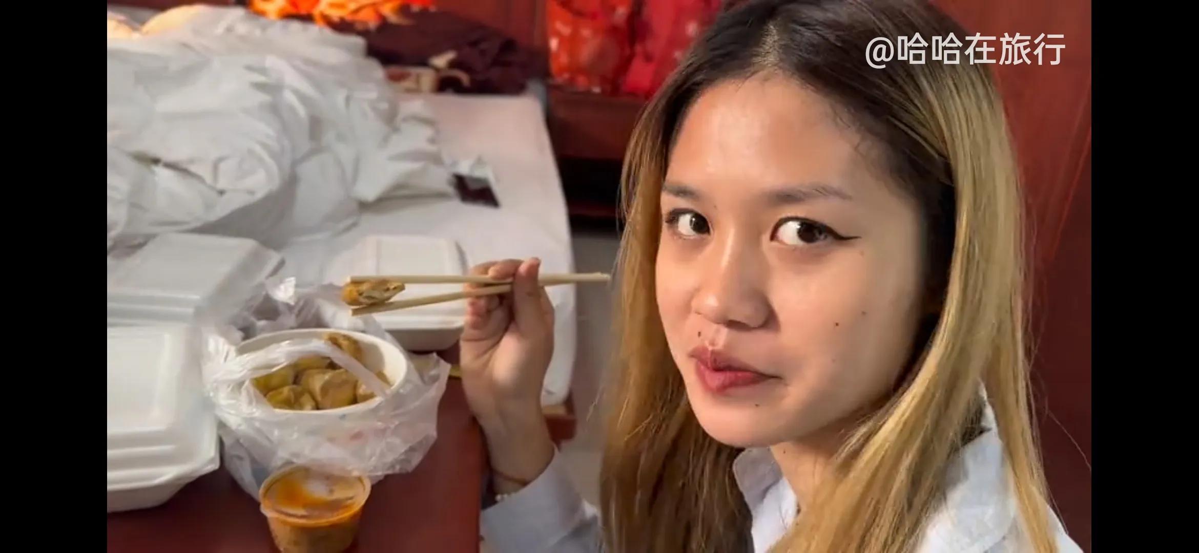 安徽小伙子哈哈和老挝姑娘莎莎举办拴绳礼，正式订婚了。