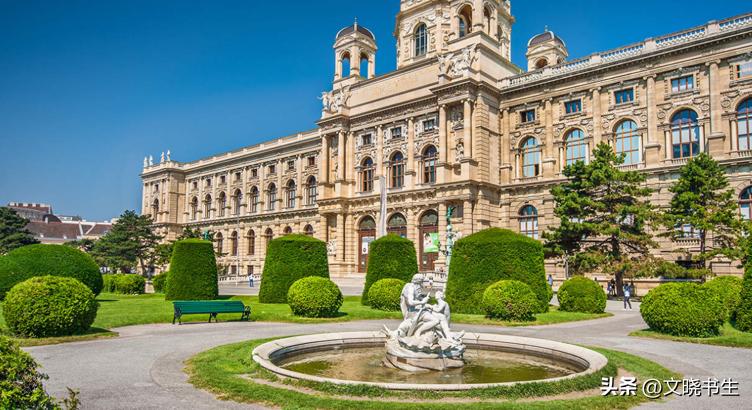 在哥达王朝时期的建筑中,哪些特征体现了该时期独特的空间构成