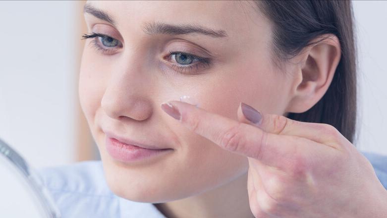 隐形眼镜到底怎么戴的视频,过期隐形眼镜能戴吗